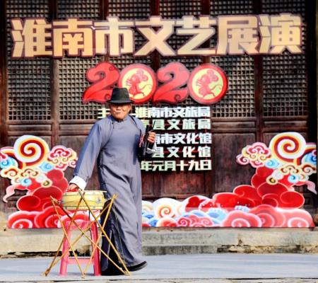 非遺過大年，文化進(jìn)萬家。記壽縣非遺文化傳人一一柴顯修老先生。2020淮南市文化展演他給觀眾們說唱：壽州大鼓書《趙匡胤困南塘》歷史故事。