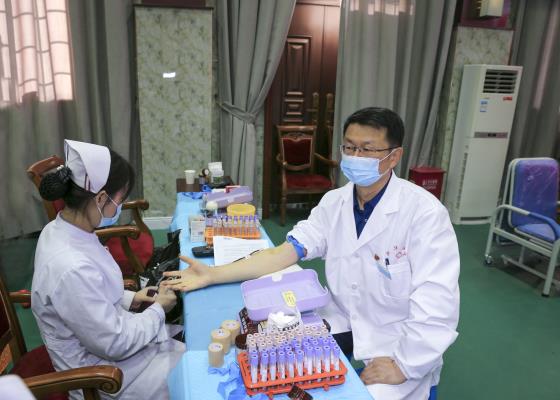眾志成城，新華醫(yī)務(wù)工作者無(wú)償獻(xiàn)血情更濃