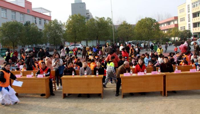 2019壹基金溫暖包淮南啟動儀式在淮南潘集區祁集中心小學舉行淮南義工聯代為發放花絮