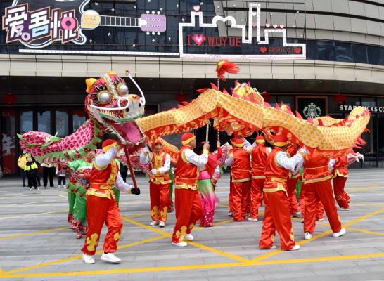 我們的中國夢，文化進萬家。有淮南市民間文藝家協會主辦的民俗文化表演在淮南吾悅廣場舉行