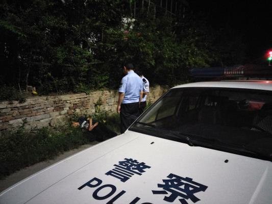 醉漢路邊呼呼大睡，警察看護(hù)聯(lián)系家人