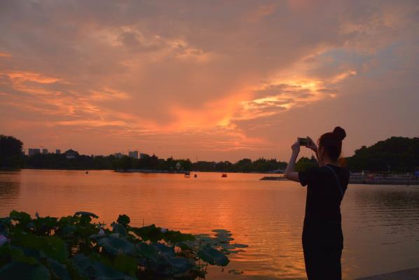 夕照龍湖