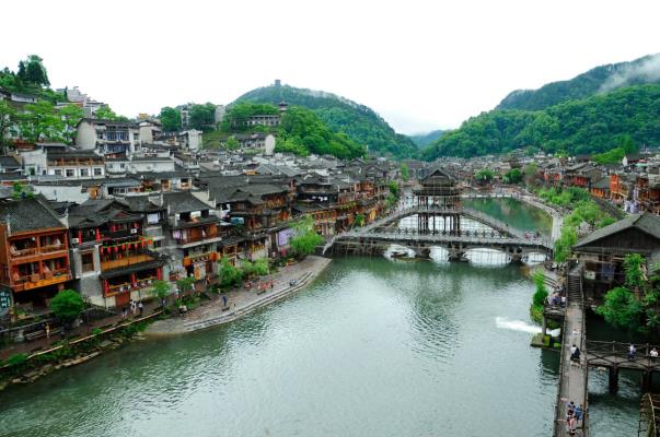 雨后的鳳凰古城