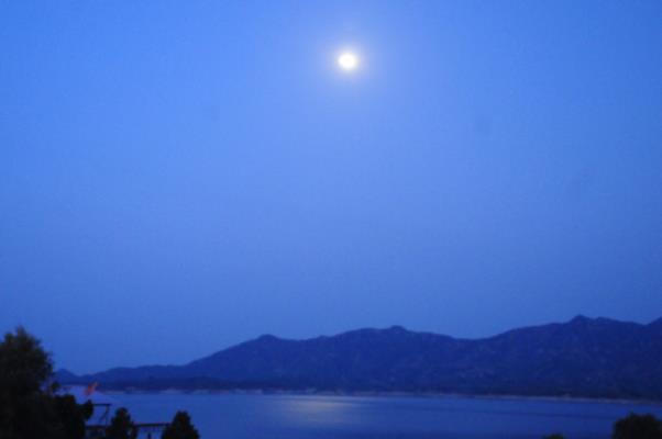 月光下的西柏坡崗南水庫