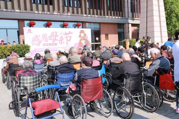 淮南工人文化宮舞蹈隊母親節公益匯演側記