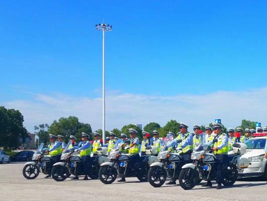 李維煥《七律?交警》