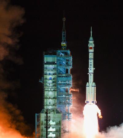 七絕：  賀神舟十三號宇宙飛船凱旋  ——感謝詩友唱和