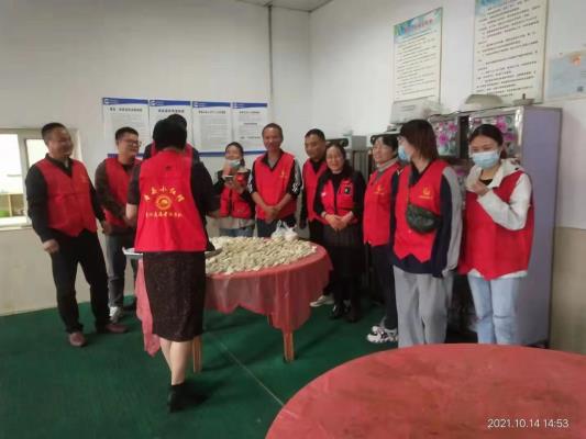 重陽節小紅帽志愿者為敬老院老人包餃子