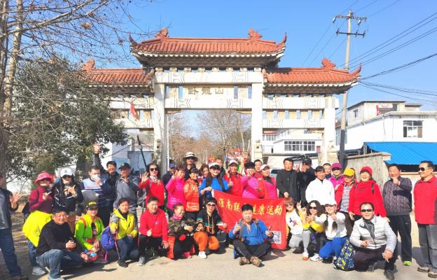 2月6日淮南聯(lián)合健康運動群徒步臥龍山，千里坂，界牌山，壽縣高鐵站有氧運動，擁抱大自然，一群人一條路堅持一直走下去，與快樂同行。