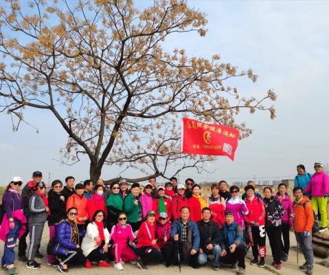 在女神節(jié)到來之際，淮南聯(lián)合健康運動群徒步八公山大裂谷山里人家南塘水庫有氧運動，跟大自然擁抱爬山逛村莊戲水與快樂同行