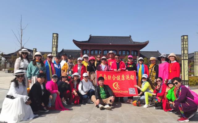 淮南聯(lián)合健康運動群28日到壽縣踏青，徒步城里城外雙公園，一群人一條心堅持一起走下去，歡聲笑語與快樂同行