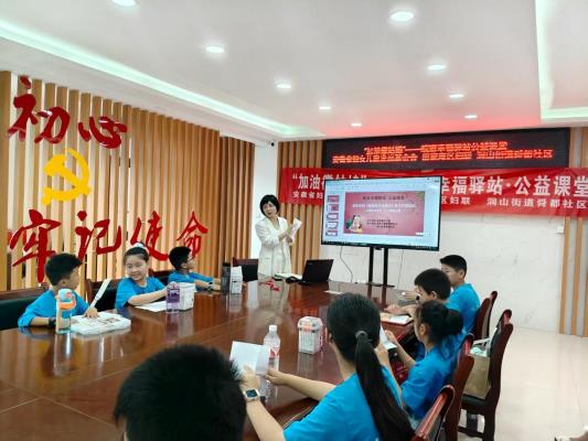 田家庵區舜都社區開展“手”護親情--《我用雙手去愛你》親子繪本共讀活動