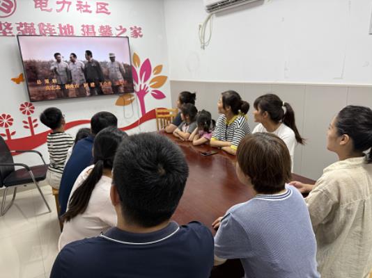 田家庵區(qū)朝陽街道電力社區(qū)關(guān)工委開展“光影憶崢嶸 愛國潤童心”紀(jì)念中國人民抗日戰(zhàn)爭暨世界反法西斯戰(zhàn)爭勝利80周年觀影活動(dòng)