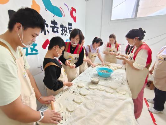 雙節同慶做糖饃 指尖溫情暖童心