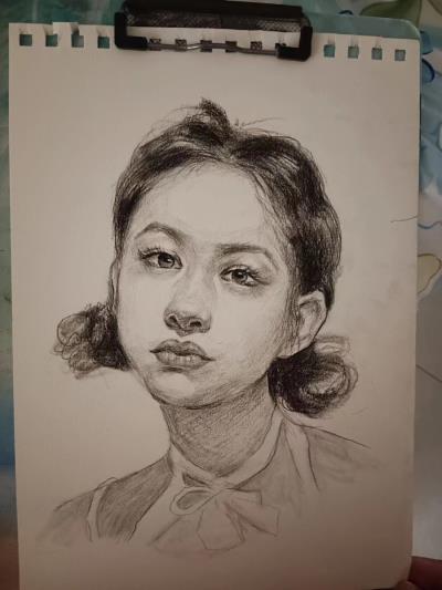 酷愛繪畫的民間女孩