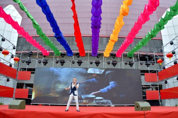 淮南籍著名音樂人俊鋒在市文博會演出震撼登場