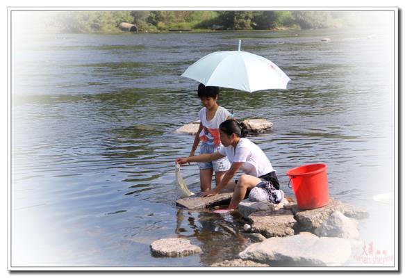 江中撐傘見孝心