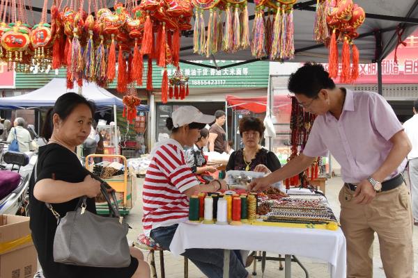 老龍眼96菜市場門囗，有位巧手編織的女藝人 火啦