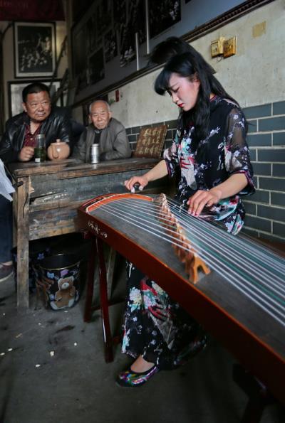 老茶館的古箏女