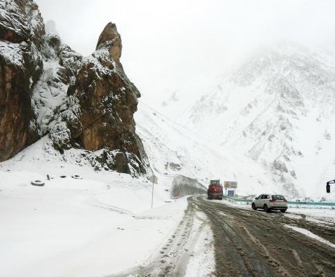 天山六月仍飛雪