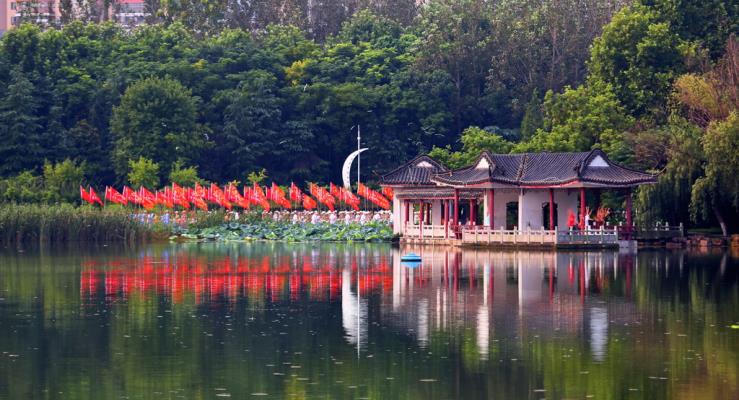 秀美龍湖——風卷紅旗如畫