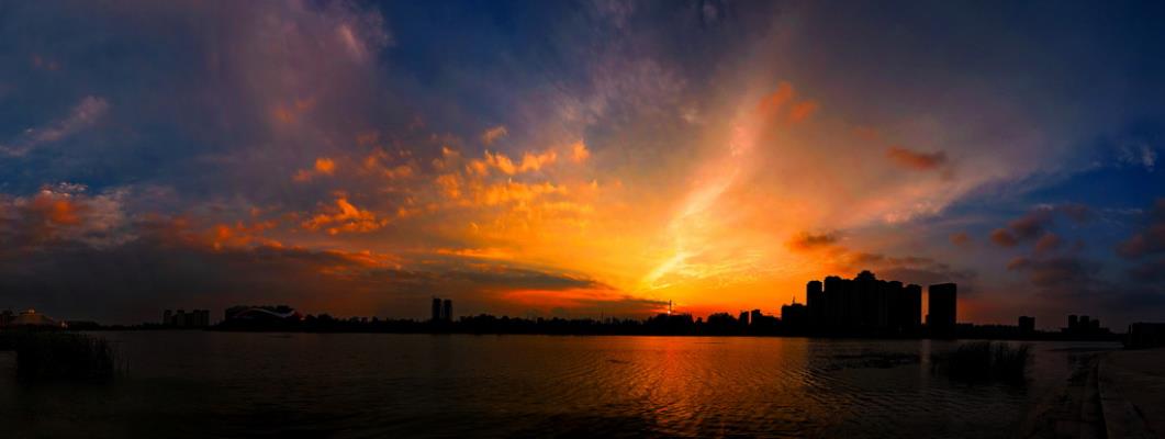 晚霞似火映南湖