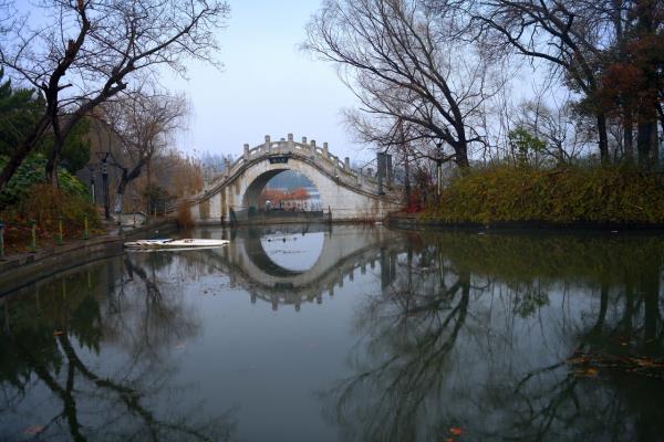 雨中龍湖即景