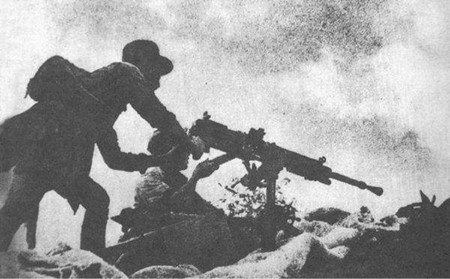 16新四軍戰(zhàn)士在戰(zhàn)斗中_副本.jpg
