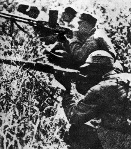15新四軍戰(zhàn)士在戰(zhàn)斗中_副本.jpg