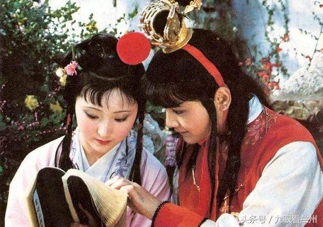 30紅樓夢-歐陽奮強飾演的賈寶玉和陳曉旭飾演的林黛玉.jpg
