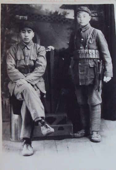 解放天津后父親和警衛員合影.jpg