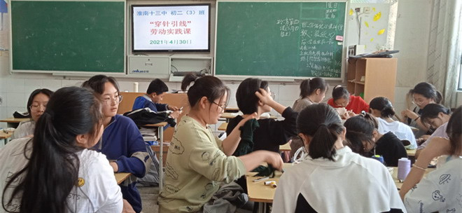 6學生開展穿針引線實踐活動.jpg