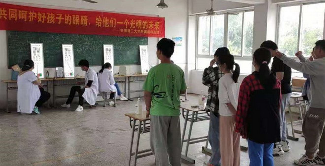 6我校對學生進行視力監測與篩查.jpg