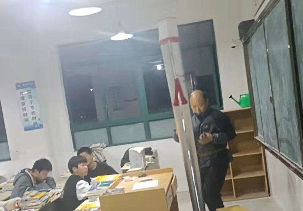 10楊傳龍在更換燈泡.jpg