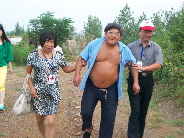 謝傻子康復(fù)出院----淮南市紅十字會組織志愿者再探謝老親歷不一樣的感動