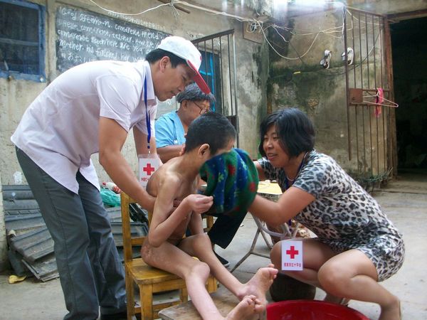 謝傻子康復(fù)出院----淮南市紅十字會組織志愿者再探謝老親歷不一樣的感動