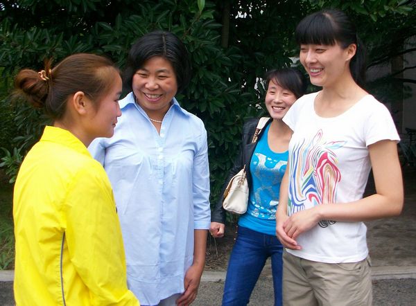 淮南市紅十字會多方聯系淮南工業學校敞開溫暖懷抱----淮南“義丐”“謝傻子”之女如愿就讀