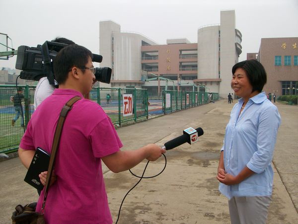 淮南市紅十字會多方聯系淮南工業學校敞開溫暖懷抱----淮南“義丐”“謝傻子”之女如愿就讀