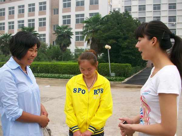 淮南市紅十字會多方聯系淮南工業學校敞開溫暖懷抱----淮南“義丐”“謝傻子”之女如愿就讀