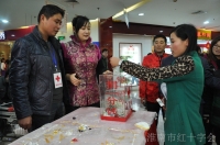店慶活動出新意 蛋糕義賣傳遞愛 —— 家樂?；茨系晁闹苣甑陸c舉辦蛋糕義賣活動