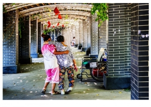 幫助媽媽學(xué)走路